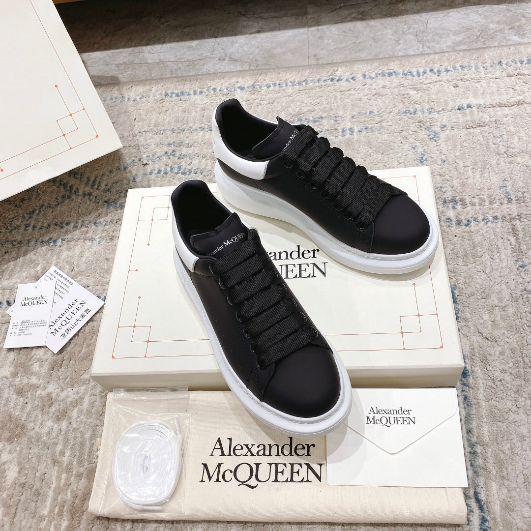 Alexander McQueen Oversized Sneaker in Black/white EU35 – EU45