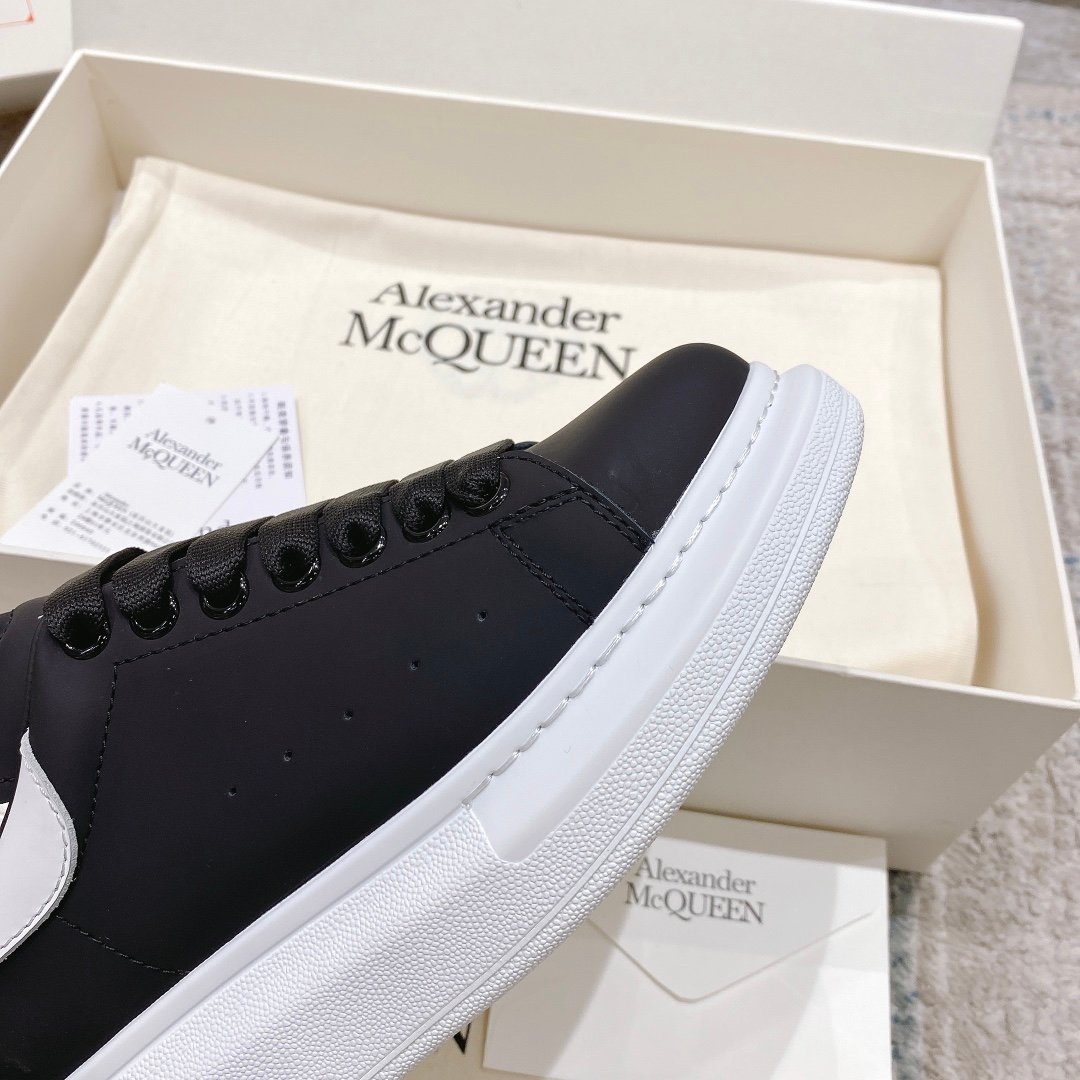 Alexander McQueen Oversized Sneaker in Black/white EU35 – EU45