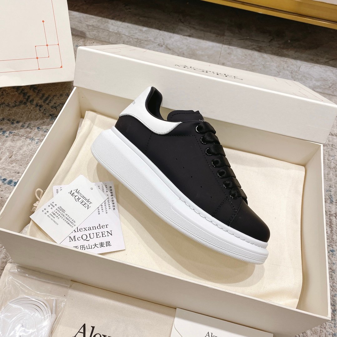 Alexander McQueen Oversized Sneaker in Black/white EU35 – EU45
