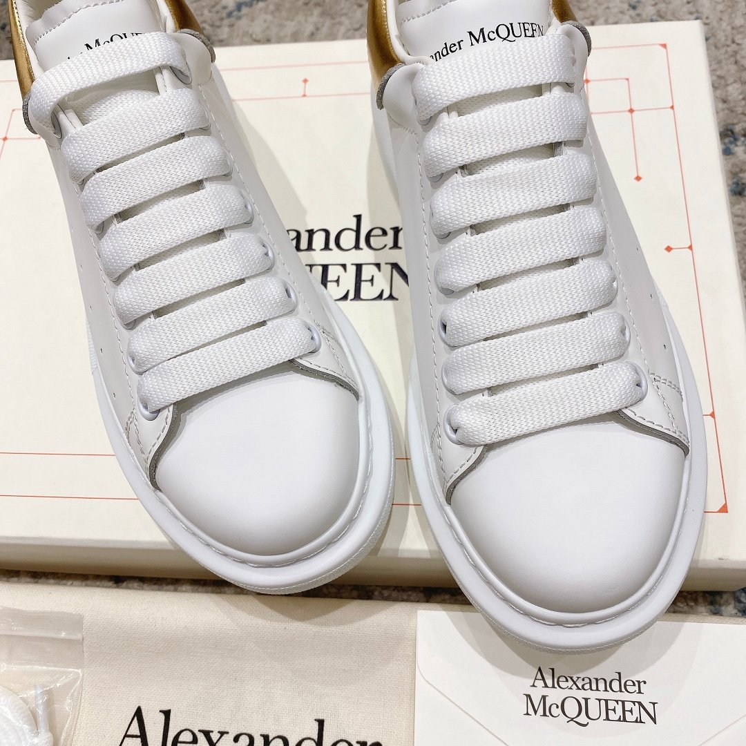 Alexander McQueen Oversized Sneaker in White/gold EU35 – EU45