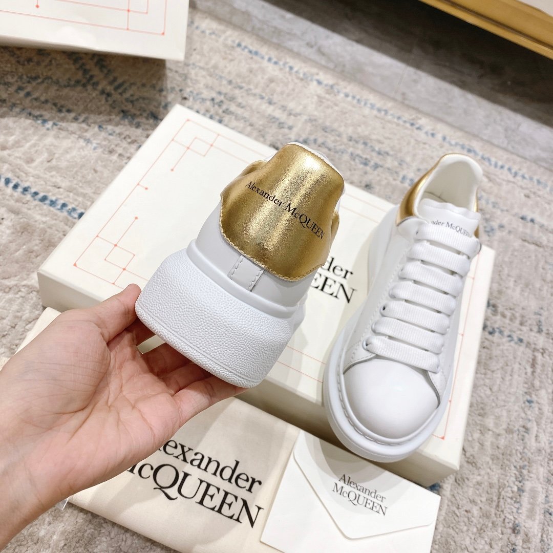Alexander McQueen Oversized Sneaker in White/gold EU35 – EU45